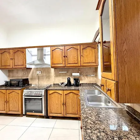 Huge 4br House With Rooftop Just 5min To Valletta Hamrun
